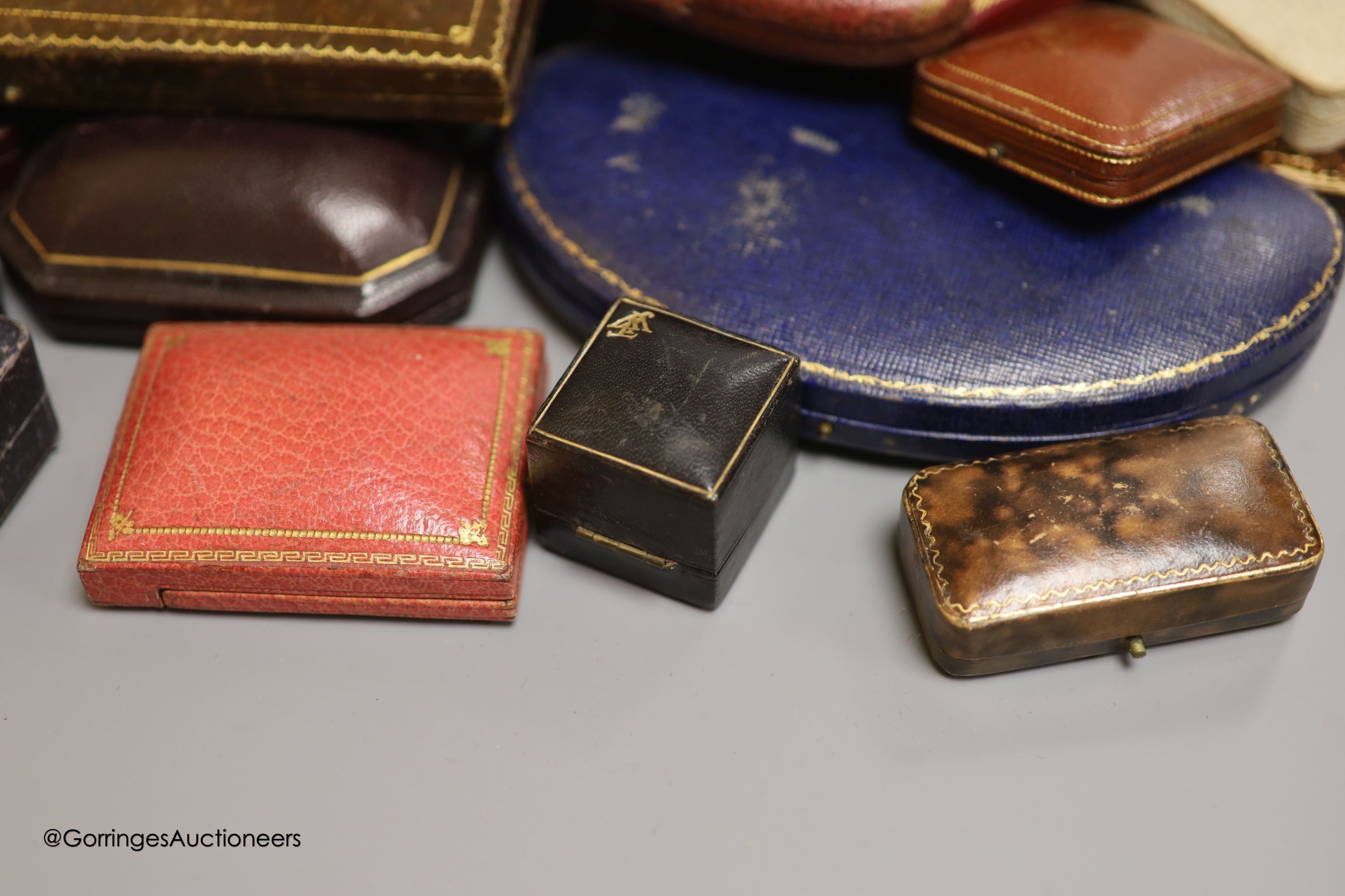 A mixed quantity of assorted jewellery boxes.